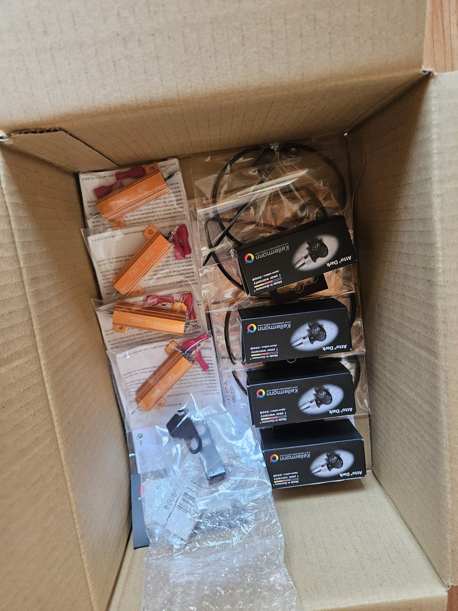 29LJSnNIIIFrwAz's tweet image. ウインカー買いました。
今日届きました。
いい値段したのでポチる時は手が震えました。
#ケラーマン
#Kellerman