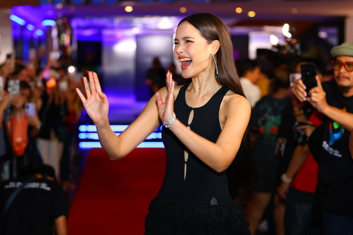 otpcnews's tweet photo. "ญาญ่า" แท็กทีม ทัพดาราฮอลลีวูด เปิดประตูนรกกลางกรุง! เปิดตัว Home Sweet Home: Rebirth ภาพยนตร์แนวเขย่าขวัญเหนือธรรมชาติ การกำหนดใหม่ของจักรวาลเกมส์หลอนขายดีสัญชาติไทยสู่ปรากฏการณ์หนังระดับโลก
#urassayas #WillamMoseley
#AkieraHadden #AlexanderLee
#TiaTavee
#GalaNight2025 #HSHR
#HomeSweetHomeRebirth
อีกหนึ่งปรากฏการณ์ครั้งสำคัญของวงการหนังไทย ที่ตีแผ่ประเด็นทางจิตวิญญาณแบบไทยแท้ ผสมผสานเทคนิคการสร้างภาพยนตร์ระดับสากล และการโกอินเตอร์ครั้งแรกของ “ญาญ่า อุรัสยา เสปอร์บันด์” ที่ประกบคู่กับ 2 นักแสดงนำจากฮอลลีวูด “วิลเลียม โมสลีย์” และ “มิเคเล่ มอร์โรเน่” พร้อมด้วย “อเล็กซานเดอร์ ลี” อดีตสมาชิกบอยแบนด์เกาหลี กับภารกิจปิดผนึกปะตูนรกที่ต้องแลกด้วยชีวิตเพื่อปกป้องครอบครัวที่ตนเองรัก ในโรงภาพยนตร์ 8 พฤษภาคม 2568
อ่านข่าวเพิ่มเติมได้ที่ https://t.co/C9ZZfr3nso