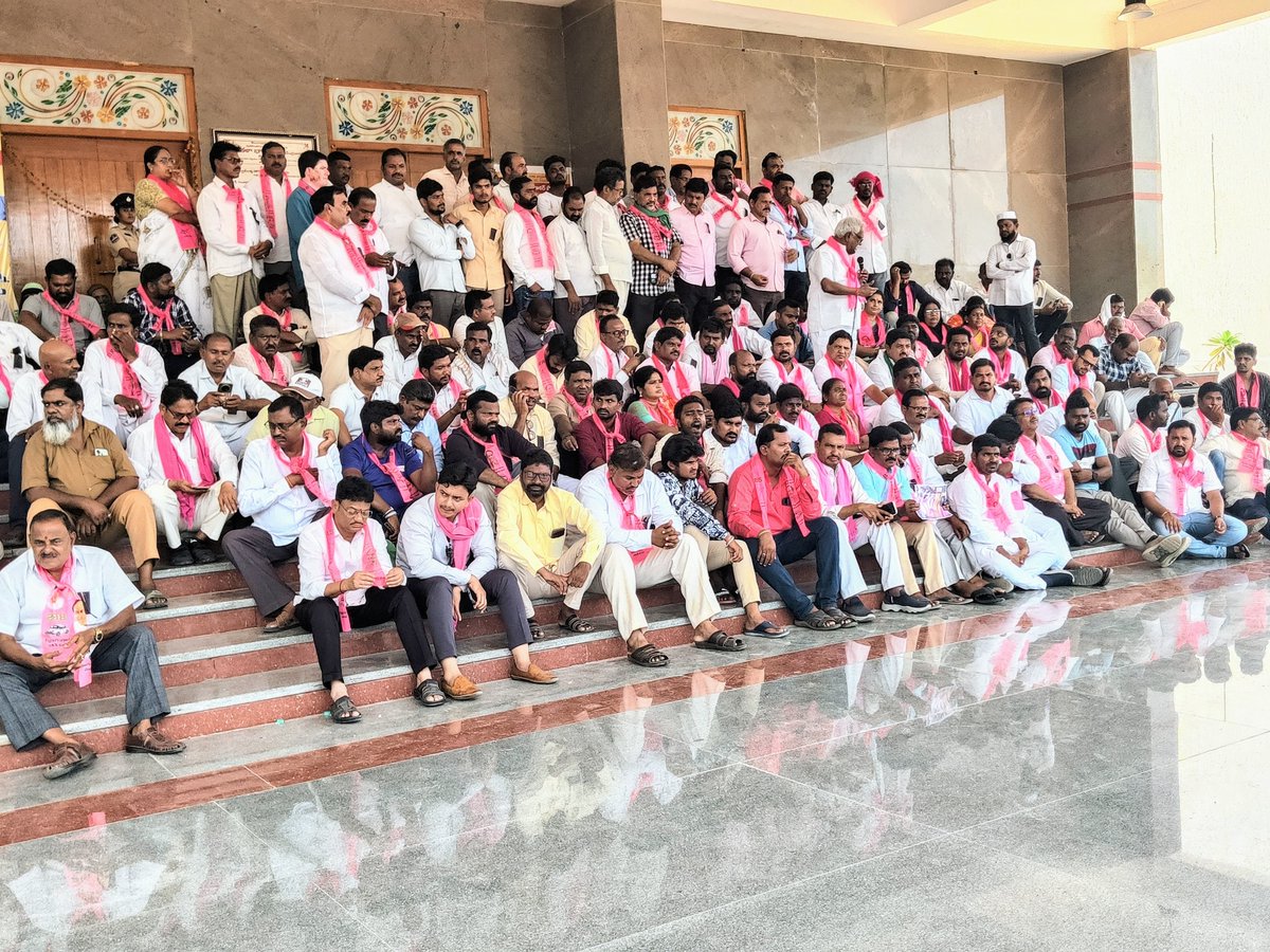 కట్టడం చేతకాదు.. 
కానీ కేసీఆర్ కట్టిన వాటికి పేర్లు మారుస్తున్న 
చేతగాని దద్దమ్మలు కాంగ్రెస్ సన్నాసులు 😡

♦️నల్గొండ జిల్లా, మిర్యాలగూడలో కేసీఆర్ కళాభారతి పేరు తొలగింపు పై మాజీ ఎమ్మెల్యే భాస్కర్ రావు ఆధ్వర్యంలో నిరసన..

♦️బీఆర్ఎస్ హయాంలో సంస్కృతిక కార్యక్రమాల నిర్వహణకు రూ. 10