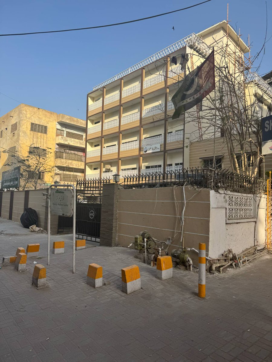 TalalChandio's tweet photo. Sarfaraz Rafiquee Shaheed Hospital becomes the cityโs first-ever digital hospital with Free Online OPD. Citizens can now consult doctors online โ thanks to KMC & #FindMyDoctor. https://t.co/AyWMz6xbvU