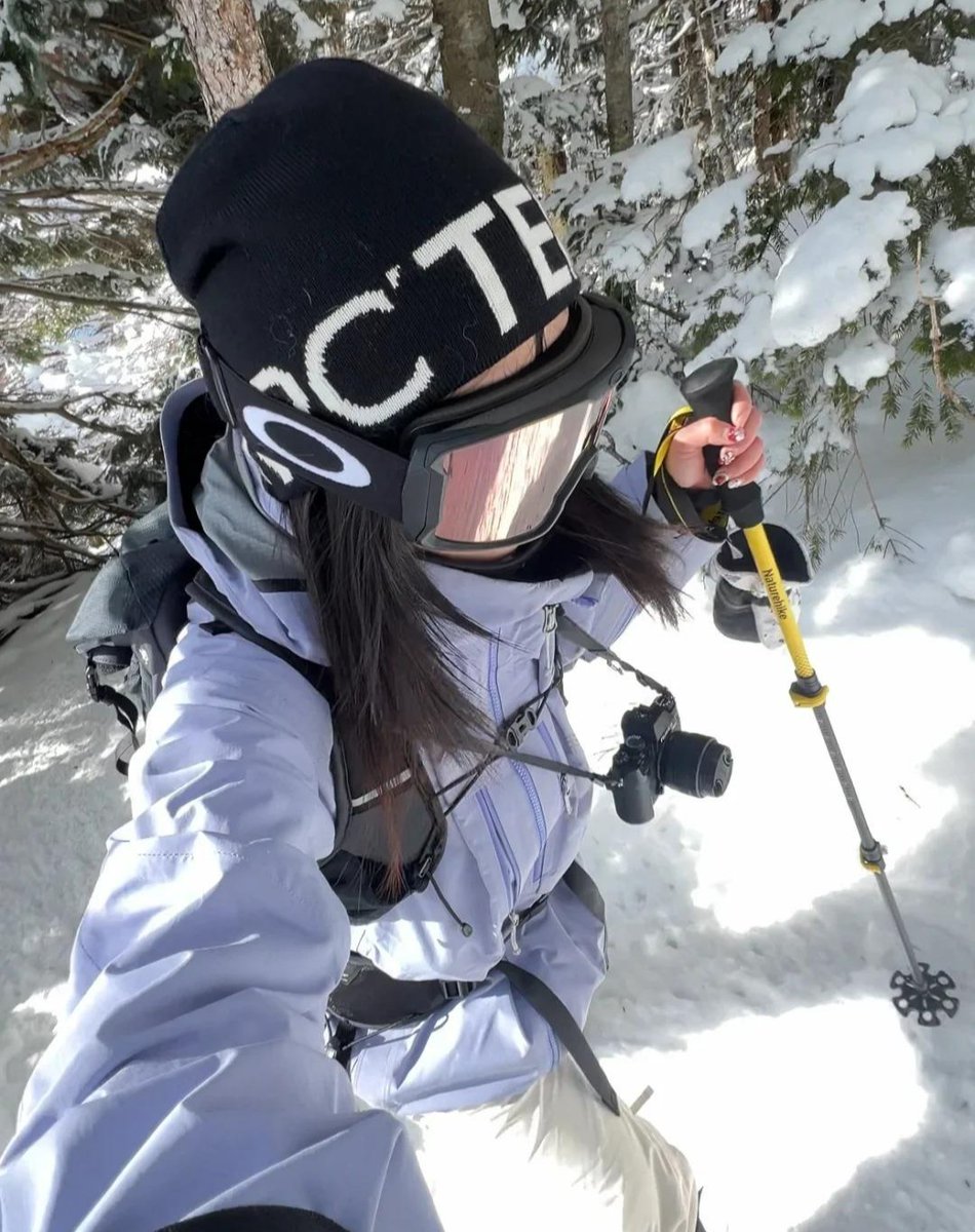 悩みを忘れる一番の方法は、ソロで雪山に行くこと！⛷️✨

スキーが大好きですが、時速35キロを超えたり、林間コースで風が耳をかすめたりする時にだけ、自由を感じます。

ゲレンデでの滑走だけでは物足りなくなり、登山中の鼓動を感じてこそ、本当に山を体感できたと思えるようになりました。