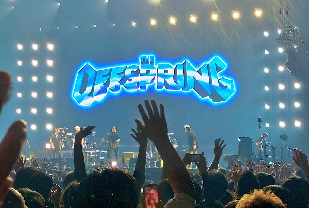 kinyokok's tweet image. 4月29日に旦那と愛知県国際展示場で初めてOFF SPRINGのライブに行きました🎸😆✈️
シンプルプランというバンドも合わせて3hくらいずっと立ちっぱで水分も取れなくて酸欠でジャンプばっかりしていたので帰りは頭が痛く気持ち悪かったですが凄い楽しかったです✨エネルギーを貰えました🔥
#offspring