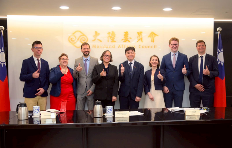 🇹🇼🇩🇪 Dep. Min. Shen welcomed the interdisciplinary delegation from Germany’s SWP. They exchanged views on cross-Strait relations &amp; US-China dynamics. Shen thanked German gov’t &amp; parliament for their longstanding support &amp; looks forward to stronger Taiwan-German cooperation. #SWP
