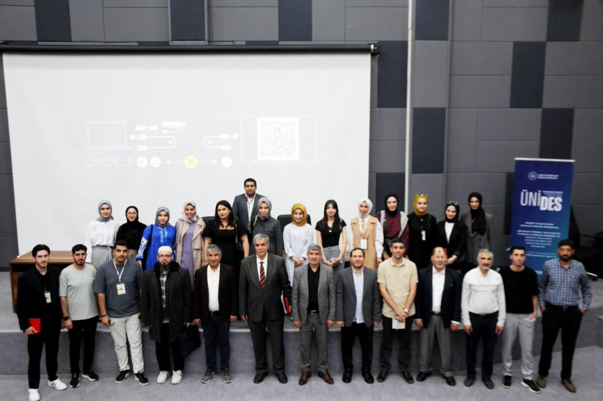 Üniversitemiz Arap Dili ve Edebiyatı Öğrenci Topluluğu tarafından hazırlanan ve T.C. Gençlik ve Spor Bakanlığı #ÜNİDES Projesi desteğiyle hayata geçirilen “Gençlerle; Bilim, Teknoloji, Kültür-Sanat ve Hikmetin Beşiği: Mardin Medreseleri” konulu konferans gerçekleştirildi.
