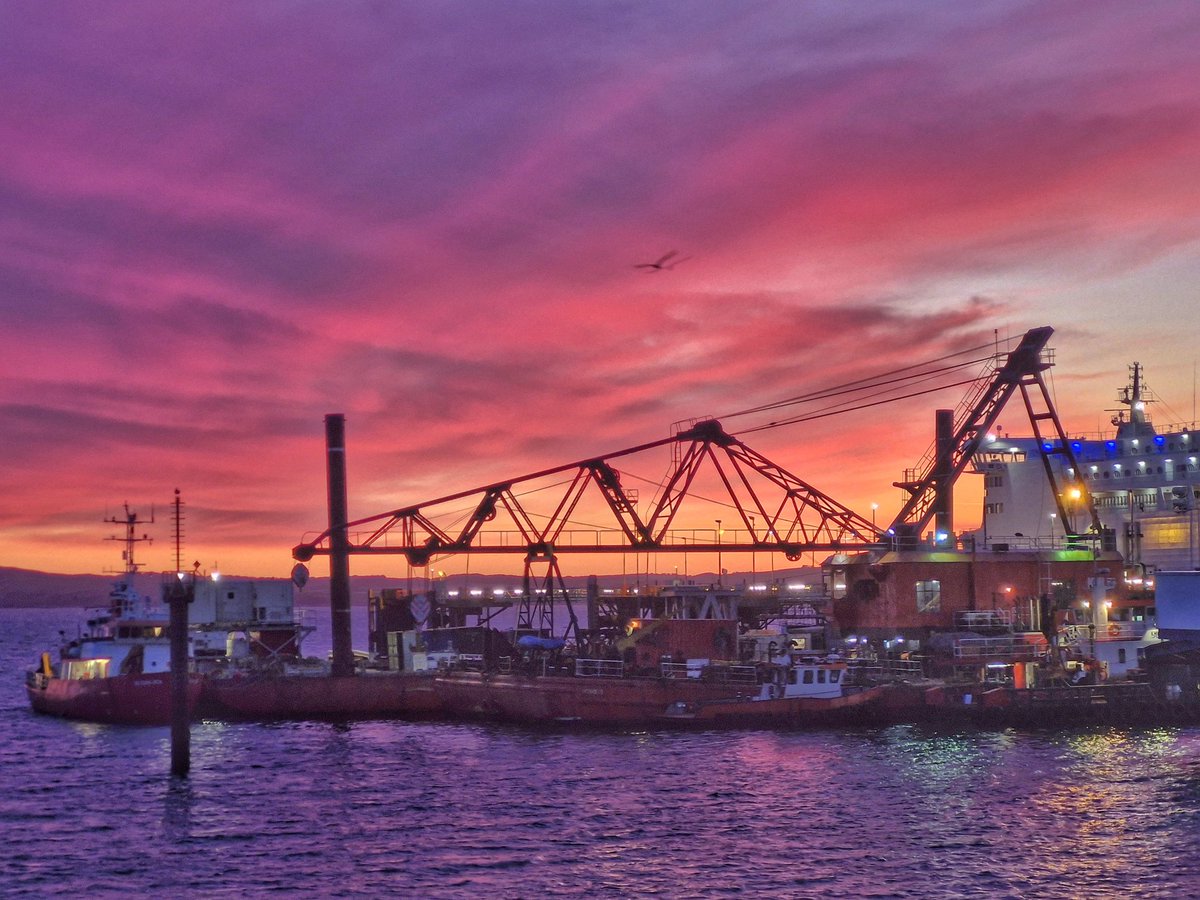 AntonWardPhoto's tweet image. #Holyhead #sunrise #Anglesey #wales #Anglesey @Ruth_ITV @ItsYourWales @DerekTheWeather @visitwales @ChrisPage90 @ITVCharlieP @S4Ctywydd @WeatherAisling @StormHour @BBCWthrWatchers @Sue_Charles @SabrinaJayneLee