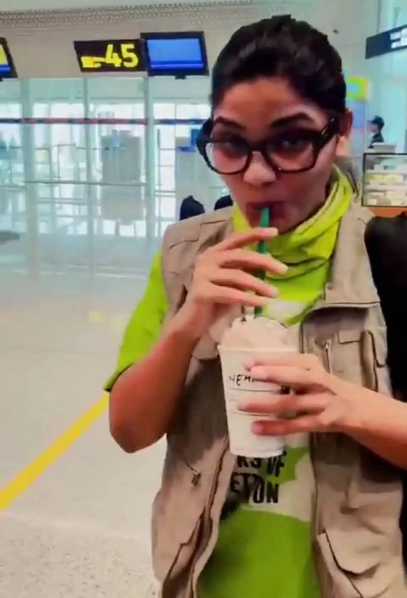 नेहा मैडम के बैंक में बस 519 रु हैं लेकिन हाथ में फ्लाइट की टिकट और 800 रुपए वाली कॉफी है. किसने दिलाया ये सब?

#गदारिन