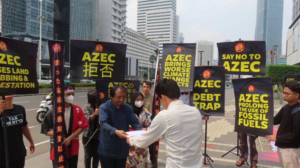 Fossil Free Japan (@fossilfreejapan) on Twitter photo Ahead of <a href="/kishida230/">岸田文雄</a> 's trip to Indonesia, <a href="/walhinasional/">WALHI</a>, <a href="/jatamnas/">JATAM Nasional</a>, <a href="/KRuHA_Indonesia/">KRUHA - Indonesia</a> & <a href="/celios_id/">Center of Economic and Law Studies</a> held an action at the JP embassy in Jakarta, submitting a joint statement demanding Japan to stop derailing SE Asia’s energy transition through #AZEC.
fossilfreejapan.org/joint-statemen… Ahead of <a href="/kishida230/">岸田文雄</a> 's trip to Indonesia, <a href="/walhinasional/">WALHI</a>, <a href="/jatamnas/">JATAM Nasional</a>, <a href="/KRuHA_Indonesia/">KRUHA - Indonesia</a> & <a href="/celios_id/">Center of Economic and Law Studies</a> held an action at the JP embassy in Jakarta, submitting a joint statement demanding Japan to stop derailing SE Asia’s energy transition through #AZEC.
fossilfreejapan.org/joint-statemen…