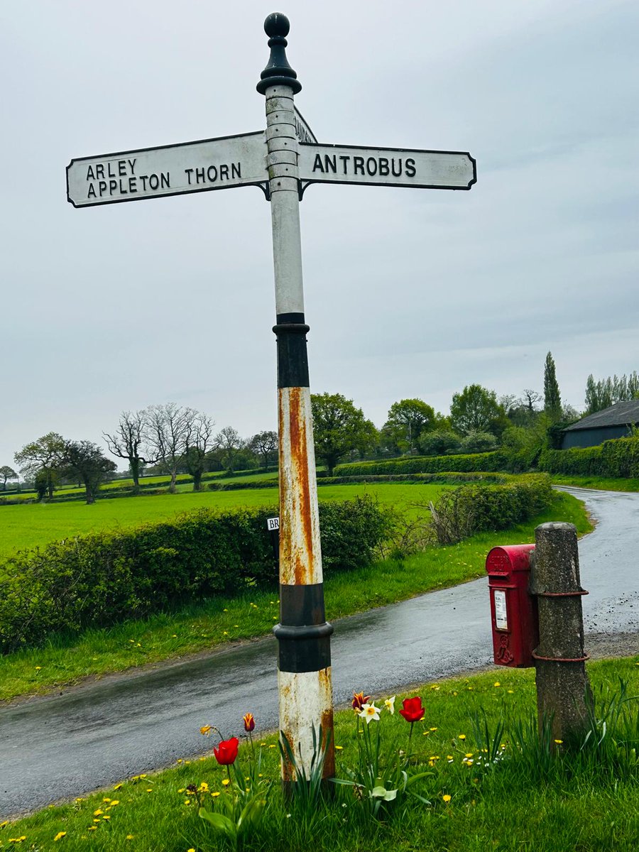 Today's entry for #fingerpostfriday comes from #Cheshire together with a small letterbox for #PostboxSaturday along a scenic country road #signs #countryside <a href="/FingerpostFri/">Fingerpost Friday</a> pic courtesy of <a href="/N1KLA/">Nicola Lonsdale</a> <a href="/letterappsoc/">Handwritten Letter</a>