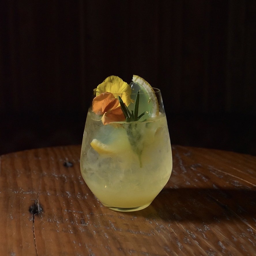 BlueNoteTokyo's tweet image. 【Artist Cocktail】Sun-tiago 
ロンドン産のジンにパッションフルーツの香りを纏わせアクセントに柑橘とハーブのジュレを漂わせました。華やかなステージをイメージしたデコレーションも目を引く一杯。
（Bartender：Shigeki Kamiya）

本日からスタートするCITRUS SUN公演限定カクテル…