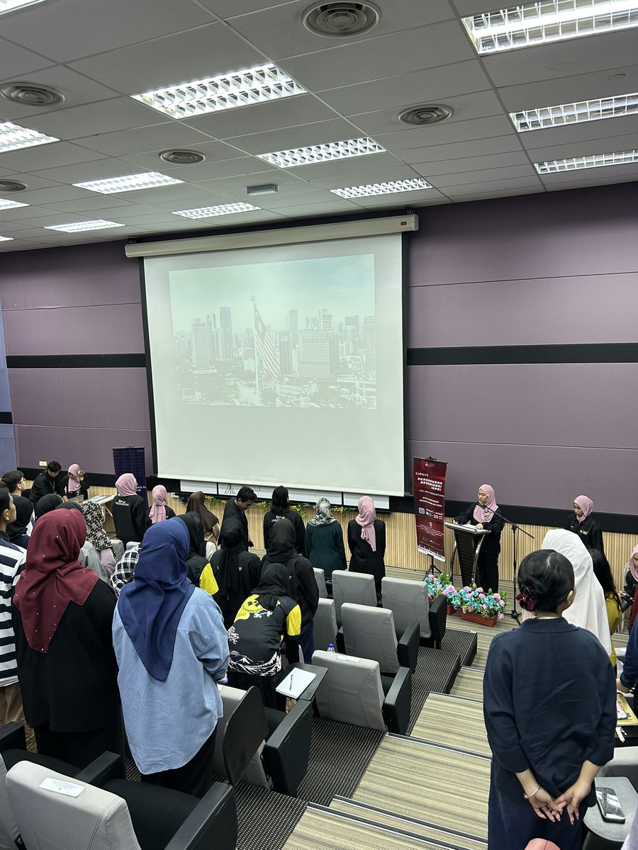 ariell_mkhrzz's tweet image. Majlis dimulakan dengan penyambutan tetamu kehormat. Seterusnya, bacaan doa dimulakan oleh Aliff Alkaff dari Sekretariat Majlis Perwakilan
Pelajar (MPP) dan nyanyian lagu kebangsaan &apos;Negaraku&apos; serta lagu UiTM &apos;Wawasan Setia UiTM&apos;.
#COM201 #COM2012A #MC1102A