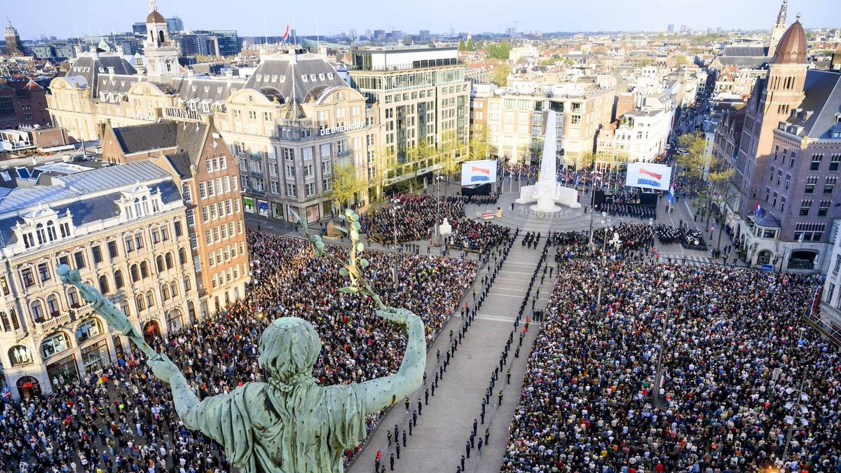 Wist je dat?

Dat onze #NationaleDodenherdenking pas sinds de jaren 70/80 de Joodse slachtoffers expliciet centraal stelt? Het laat zien dat onze herdenkingstraditie een dynamisch proces was én is. Dus zeg het maar, mag dat ook nu weer veranderen? Wie we herdenken in 2025? 
👇