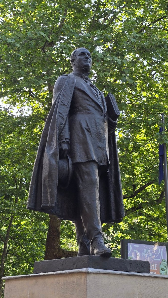 FrederiFerlicot's tweet image. Préparation de ma nouvelle série de vidéos consacrée à l&apos;histoire de Paris.  (statue d&apos;Haussmann). ☀️