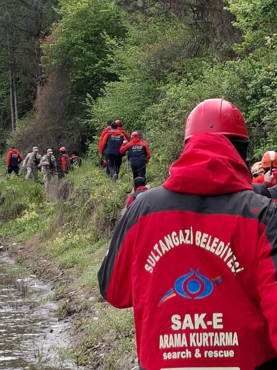 avadursun's tweet photo. Sultangazi Belediyesi Arama Kurtarma Ekibi (SAK-E) olarak, 30 kişilik ekibimizle Şehir Ormanlarında kaybolan vatandaşımız İshak Öztürk’ü bulmak için 7/24 arama ve kurtarma çalışmalarımızı sürdürüyoruz. https://t.co/BeGCmprVmW