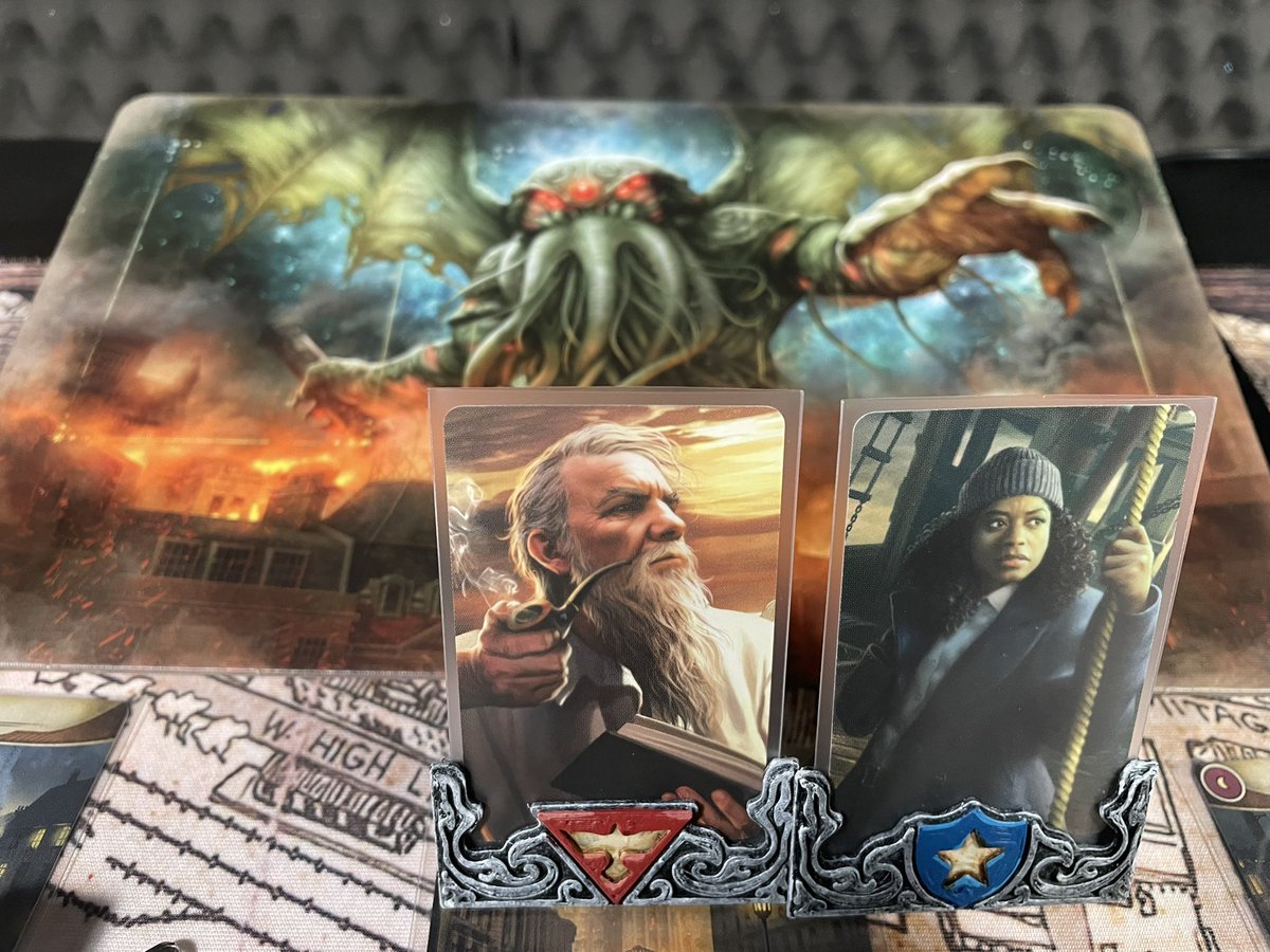 Terminado el blind run de #laciudadsumergida de #arkhamhorrorlcg. Me ha gustado mucho la campaña, pero me también me ha quedado la sensación que esta parejita está un poco overpowered. He disfrutado la mecánica de mover lugares. A nivel temático y lore mis dieces.