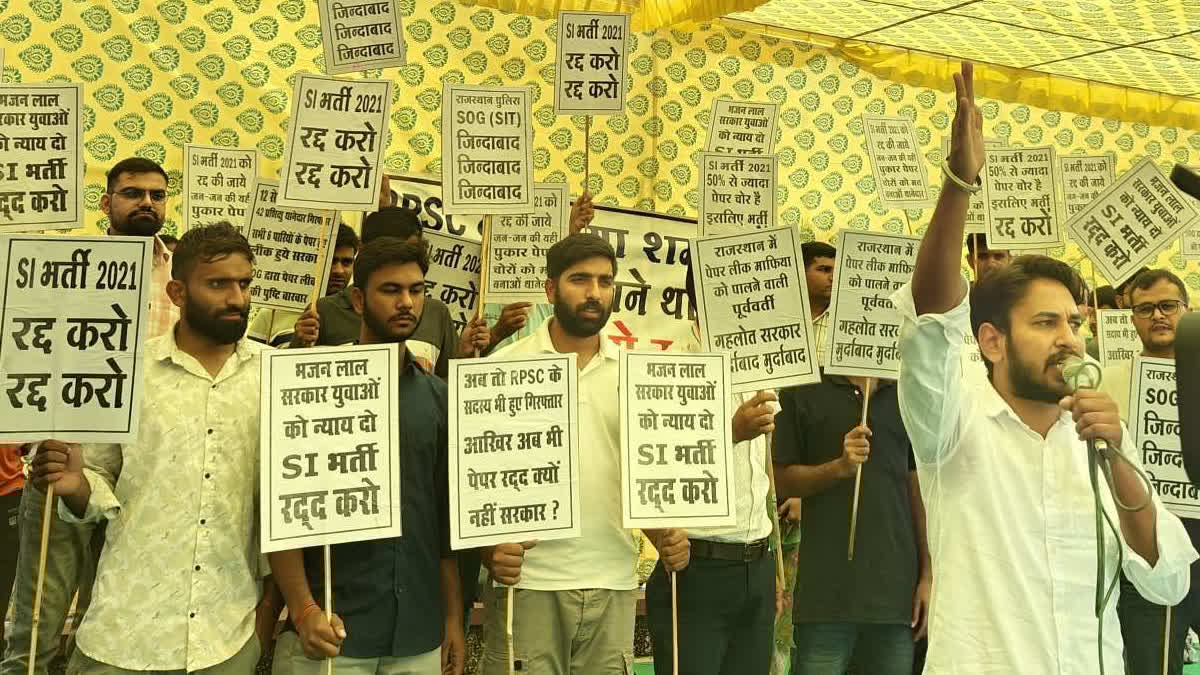 गणपत चौधरी (@ganpatjat87) on Twitter photo #SI_भर्ती_2021_रद्द_करो
ये लड़ाई उस बेटे की है
जो दिन-रात मेहनत करके अफसर बनने का सपना देखता है।
ये उस बेटी की लड़ाई है
जो पिता की आंखों में चमक लाने के लिए पढ़ती है।
लेकिन तुम क्या कर रहे हो?
जात-पात के नाम पर चोरों का साथ दे रहे हो,
उन लुटेरों का साथ दे रहे हो
<a href="/hanumanbeniwal/">HANUMAN BENIWAL</a> #SI_भर्ती_2021_रद्द_करो
ये लड़ाई उस बेटे की है
जो दिन-रात मेहनत करके अफसर बनने का सपना देखता है।
ये उस बेटी की लड़ाई है
जो पिता की आंखों में चमक लाने के लिए पढ़ती है।
लेकिन तुम क्या कर रहे हो?
जात-पात के नाम पर चोरों का साथ दे रहे हो,
उन लुटेरों का साथ दे रहे हो
<a href="/hanumanbeniwal/">HANUMAN BENIWAL</a>