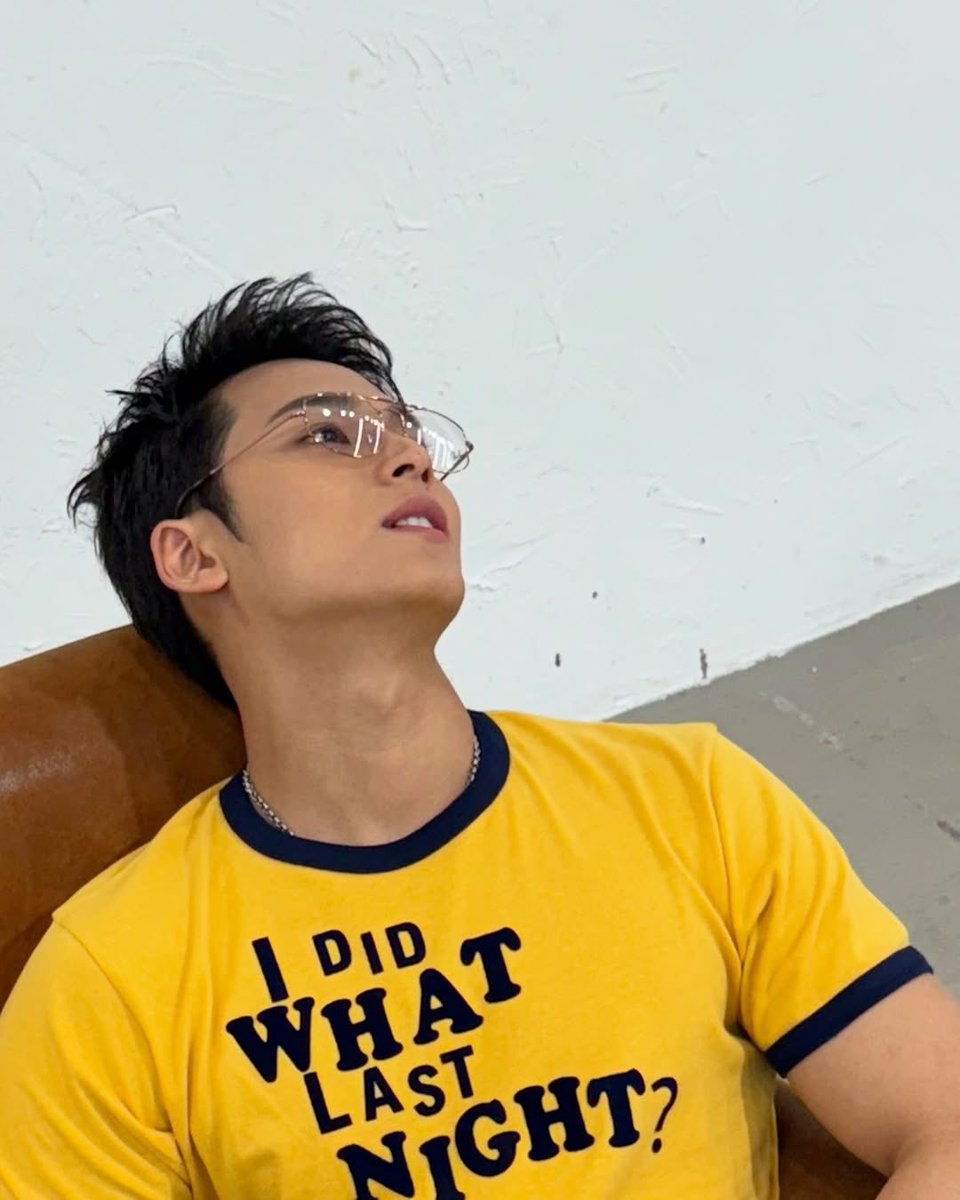 mingyutese's tweet photo. a mingyu neck appreciation post that nobody asked for but desperately needed https://t.co/DbuvbcHtOe