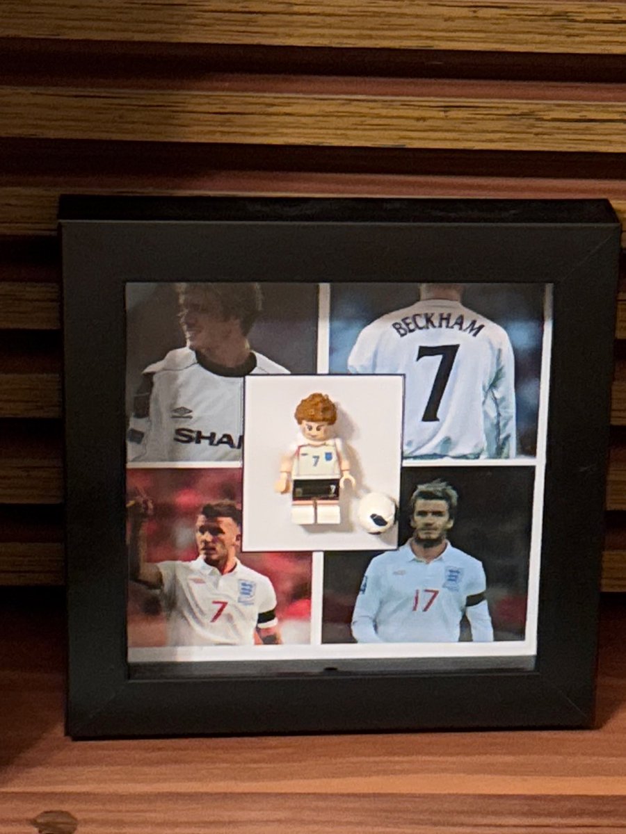 من تمام دلیلی که از ۷ سالگی طرفدار منچستر شدم بکام بود. محو قیافه و استایل فوتبالش شدم و فهمیدم توی یونایتد بازی می‌کنه. پوسترها و تابلوش سال‌ها (و حتی هنوز) توی اتاقم هست. برای من بکام نماد فوتبال و عشق مطلقه🥲