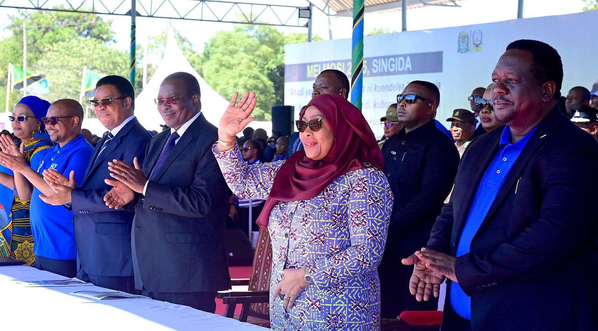 AsyaMessos's tweet photo. Kwa mara ya kwanza katika historia sherehe za Mei Mosi kitaifa zimefanyika mkoani Singida katika uwanja wa Bombadia. Sherehe hizo zimeongezewa radha na Mheshimiwa Dkt. Samia Suluhu Hassan kwa kuongeza kima cha chini cha mshahara kwa asilimia 35.1 ,Singida ni yenye neema na baraka https://t.co/Z206flHqmG