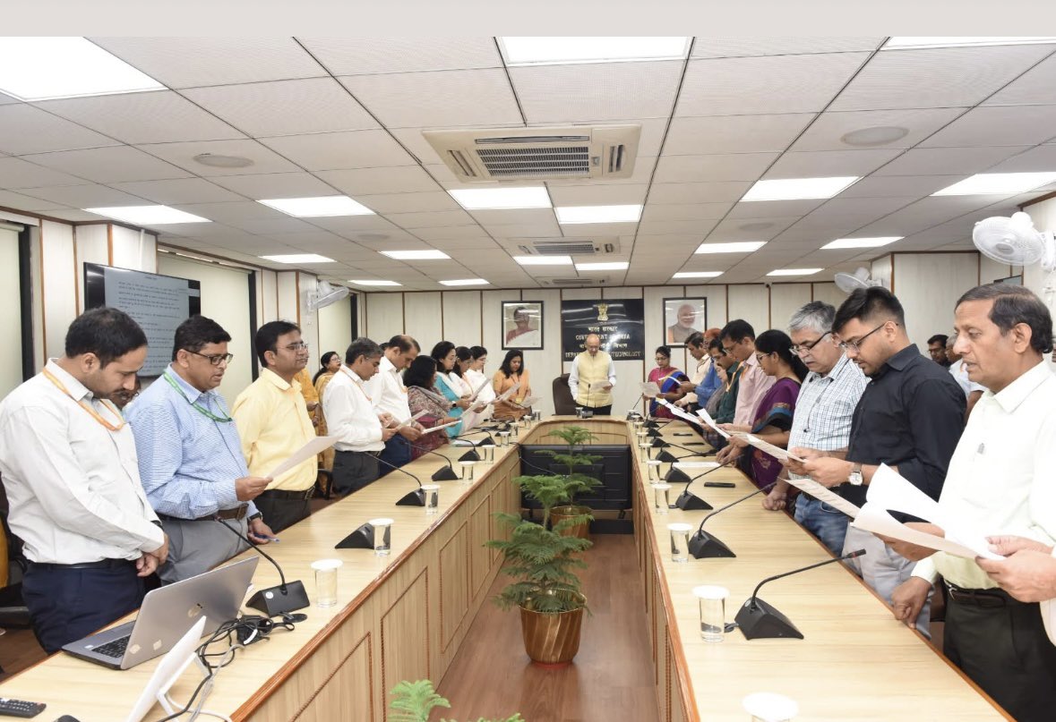 shuklabib33's tweet photo. As part of Swachhta Pakhwada (1st-15th May 2025) observed pledge on #SwachhtaPakhwada along with DBT officials. https://t.co/gRGR80d10W