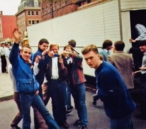 Yorkshire_Tales's tweet image. “Friday morning dawned bright and across the city of Leeds, an army was on the move. In uniform of shorts and t-shirts, with holdalls slung over shoulders,the forces of Leeds United were mobilising.”#Bournemouth90
 
#LUFC #LeedsUnited #MOT #80sLeeds