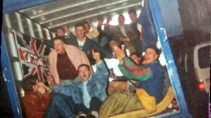 Yorkshire_Tales's tweet image. “Friday morning dawned bright and across the city of Leeds, an army was on the move. In uniform of shorts and t-shirts, with holdalls slung over shoulders,the forces of Leeds United were mobilising.”#Bournemouth90
 
#LUFC #LeedsUnited #MOT #80sLeeds