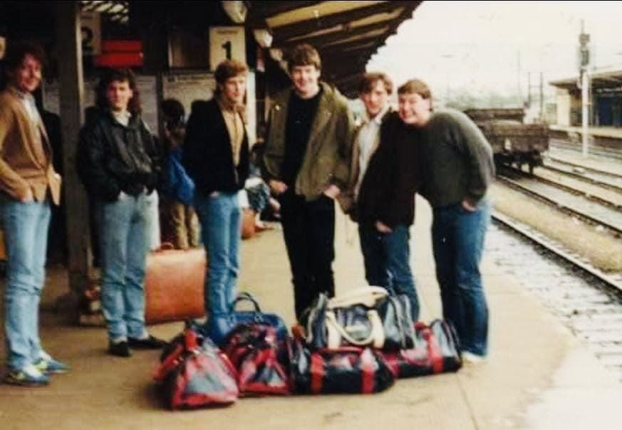 Yorkshire_Tales's tweet image. “Friday morning dawned bright and across the city of Leeds, an army was on the move. In uniform of shorts and t-shirts, with holdalls slung over shoulders,the forces of Leeds United were mobilising.”#Bournemouth90
 
#LUFC #LeedsUnited #MOT #80sLeeds