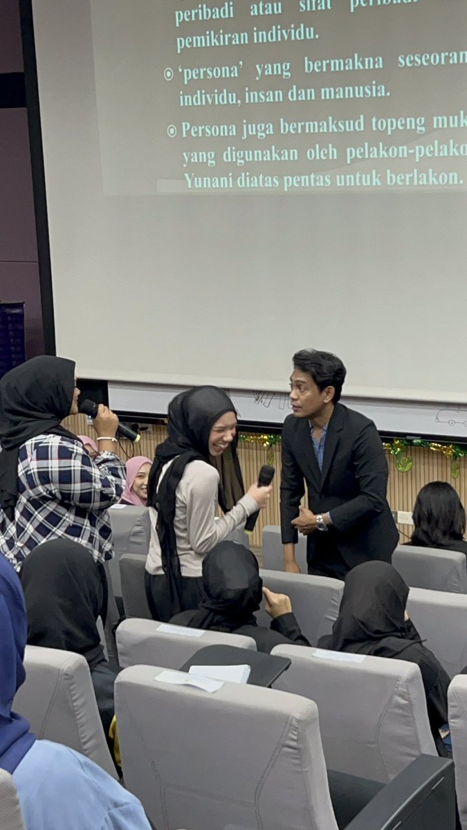 ariell_mkhrzz's tweet image. En. Mohd Faisal bin Md Noor turut melakukan sesi temu bual bersama pelajar ketika slot 2 dijalankan.
#COM201 #COM2012A #MC1102A #SIRFAISALSIGNATUREPOSE