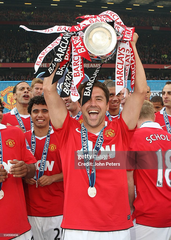 sky_hker's tweet photo. @themichaelowen @LFC @premierleague Traitor, go back to Man Utd 😡 https://t.co/POucJQ4vee