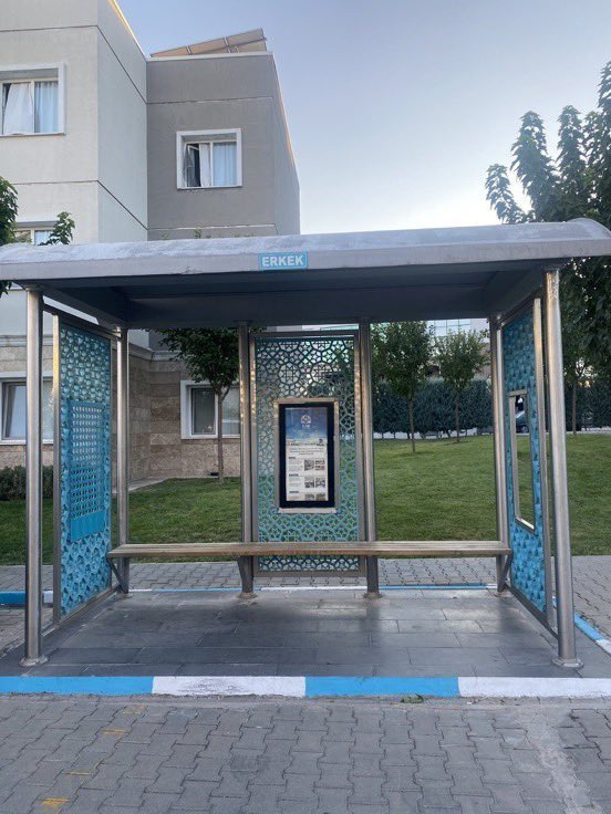 Adıyaman Menzil'de otobüs durakları kadın-erkek olarak ayrılmış. 
Burası Afganistan değil, Türkiye Cumhuriyeti !
Bu Anayasal olarak suç değil mi?
