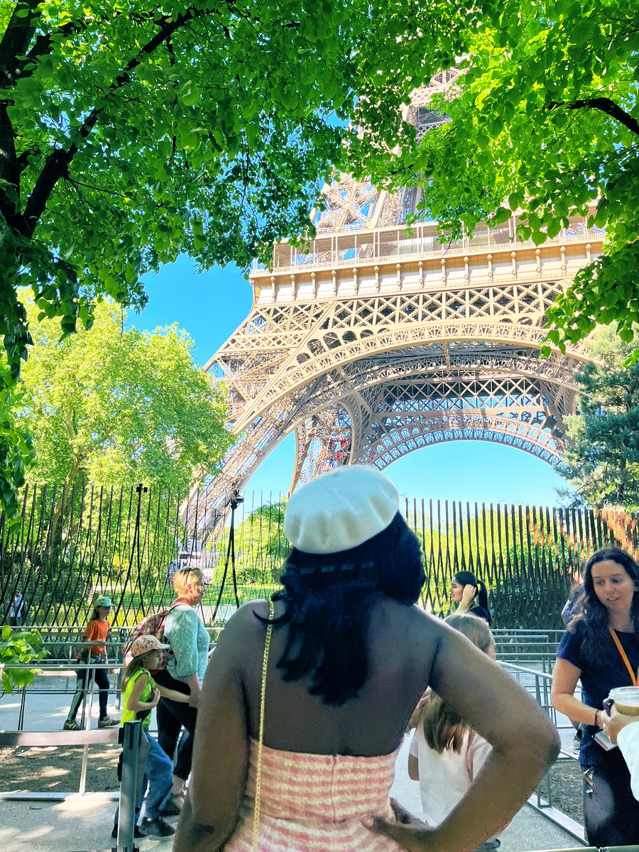 PinkTaxiRunner's tweet photo. @GOTHICRICH Good afternoon from Paris #streetphotography @zoomnclick https://t.co/0O8sv9p5fc