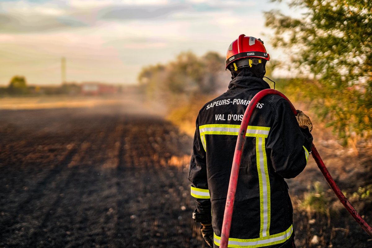 Sdis_95's tweet photo. [#JournéeInternationaledesSapeursPompiers] Courage et dévouement au quotidien ! 👩‍🚒👨‍🚒

En cette journée internationale des sapeurs-pompiers, il est naturel de mettre en lumière nos collègues sapeurs-pompiers qui s’engagent au quotidien au service de la population.

#Merci aux #Pompiers95 qui défendent le département du Val d'Oise et aux pompiers du monde entier ! 🚒