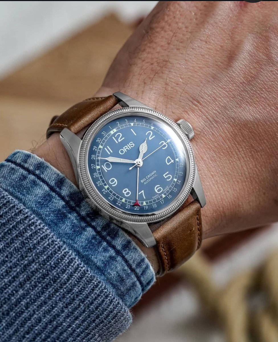 watchora's tweet image. «نگاهی به Oris Big Crown – ساعتی که گذشته‌ی هوانوردی را با زیبایی معاصر پیوند می‌زند. صفحه‌ی آبی، عقربه‌های خاص، و بند چرمی باوقار؛ همه‌چیز در خدمت سبک و دقت.
#Oris #BigCrownPointerDate #Horology #SwissMade #WatchEnthusiast»
