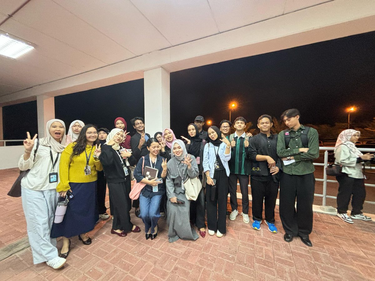 ariell_mkhrzz's tweet image. Setelah tamat majlis, pelajar berpeluang untuk bergambar dengan tetamu kehormat dan menemu bual dengan tetamu kehormat. 
#COM201 #COM2012A #MC1102A