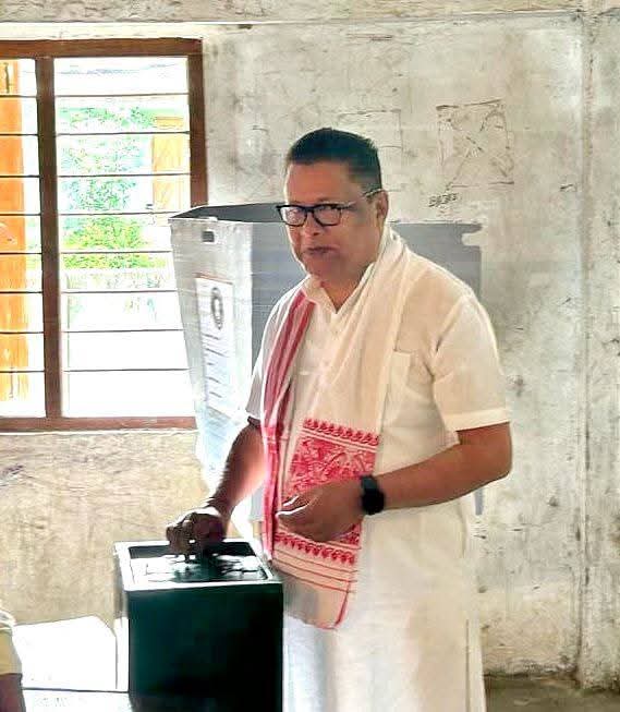 মন্ত্ৰী ডাঃ <a href="/ranojpeguassam/">Ranoj Pegu</a>-এ গোগামুখৰ ভোট কেন্দ্ৰত ভোটাধিকাৰ সাব্যস্ত কৰে। মন্ত্রীগৰাকীয়ে ধেমাজি বিধানসভা সমষ্টিৰ ৰাইজক পঞ্চায়ত নিৰ্বাচনত ভোটদান কৰি নাগৰিক অধিকাৰ সাব্যস্ত কৰিবলৈ আহ্বান জনায়।
#Election2025 #ElectionDay #PanchayatElection