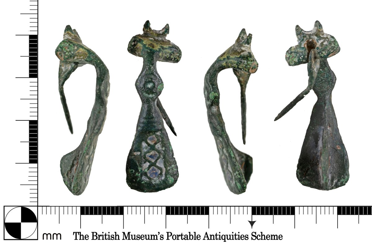 YORYM_FLO's tweet image. This is an almost complete Roman bow & fantail brooch. These are particularly frequent in the East Midlands, especially Lincolnshire & Nottinghamshire. Their triangular foot includes a variety of decorative motifs, including colourful enamel. #FindsFriday finds.org.uk/database/artef…