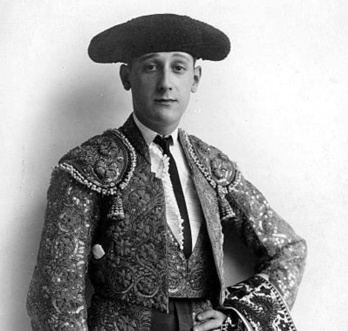 No somos conscientes del bien que le hace Morante a la tauromaquia, no únicamente por su toreo, también por sus gestos y detalles.

Ayer, en una tarde para el recuerdo, lució un vestido inspirado en el que lució Manuel Granero el día de su trágica muerte en Madrid.