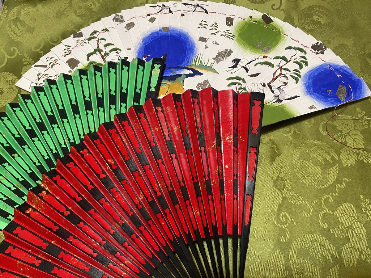 jyoukouin's tweet image. 昨日の5月1日は扇の日だったようでございまして、1日遅れではございますが、私の再現いたしました檜扇と、皆彫（みなえり）骨の蝙蝠（かわほり）扇🪭を今年はご紹介させていただきます✨

#扇 #扇の日