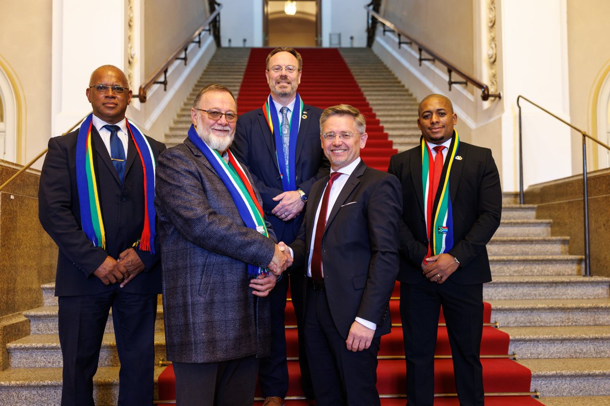 Bayerischer Landtag (@landtag_bayern) on Twitter photo I. Vizepräsident <a href="/TobiasReissMdL/">Tobias Reiß</a> hat den Minister für Kommunalverwaltung, Umwelt & Entwicklungsplanung aus der Partnerprovinz Westkap in Südafrika, Anton Bredell, im #LTBY empfangen. Beim Austausch ging es u.a. um die Themen Wirtschaft, Klimawandel & KI. bayern.landtag.de/aktuelles/vera… I. Vizepräsident <a href="/TobiasReissMdL/">Tobias Reiß</a> hat den Minister für Kommunalverwaltung, Umwelt & Entwicklungsplanung aus der Partnerprovinz Westkap in Südafrika, Anton Bredell, im #LTBY empfangen. Beim Austausch ging es u.a. um die Themen Wirtschaft, Klimawandel & KI. bayern.landtag.de/aktuelles/vera…