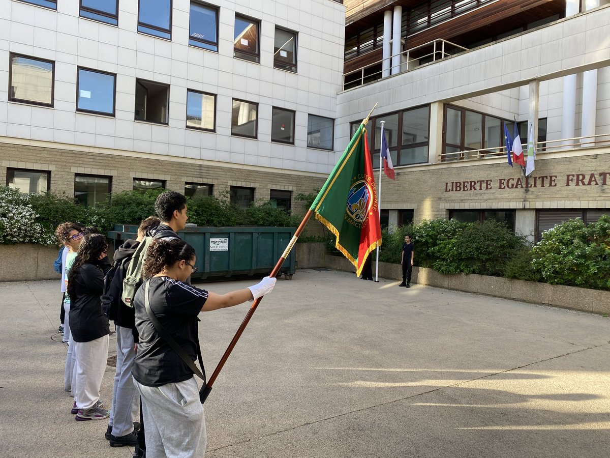 La classe défense en partenariat avec le 1er RE a également célébré Cameron: levée des couleurs et chant 🎵 avec le célèbre boudin.