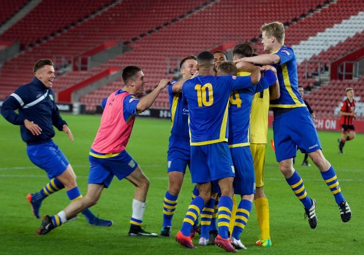 Basingstoke_FC's tweet image. ⏪ 𝟖 𝐘𝐄𝐀𝐑𝐒 𝐀𝐆𝐎 𝐓𝐎𝐃𝐀𝐘

🏆 Terry Brown’s Basingstoke Town lifted the Hampshire Senior Cup after a penalty shootout win over AFC Bournemouth at St Mary’s.

🧤 Goalkeeper Alex Tokarczyk emerged as our hero, saving the final penalty to see ‘Stoke lift the trophy for a…