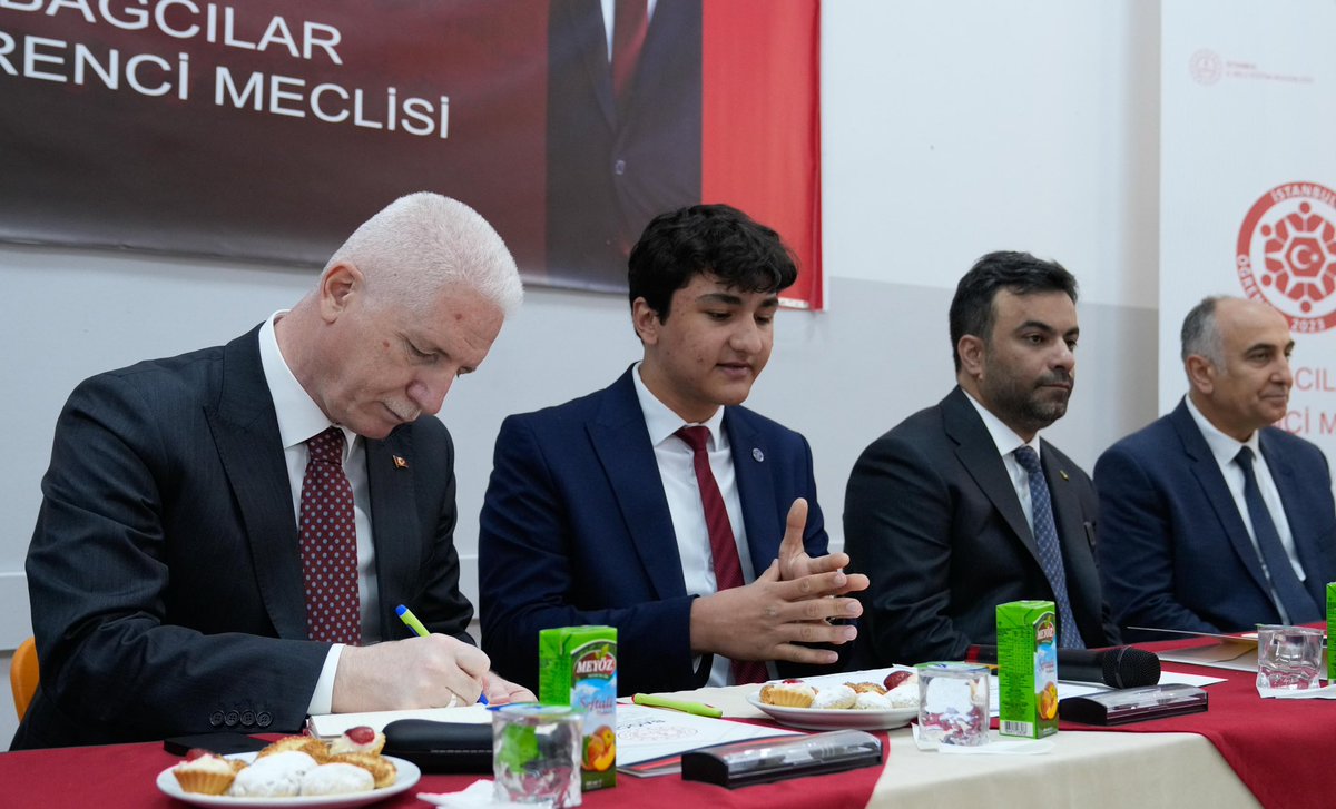 TC_istanbul's tweet photo. İstanbul’da söz öğrencilerimizin…👧🏻👦🏻

Öğrencilerin eğitim ve sosyal hayatlarıyla ilgili konularda karar alma süreçlerine katılımlarını hedefleyen İstanbul Öğrenci Meclisleri, toplantılarını gerçekleştirmeye devam ediyor.

Valimiz Davut Gül, #Bağcılar’da İlçe Öğrenci Meclisi Başkanı Ömer Haktan Kazo’nun başkanlığında düzenlenen Bağcılar İlçe Öğrenci Meclisi Toplantısı’na katıldı.

@gul_davut

📍Bağcılar
