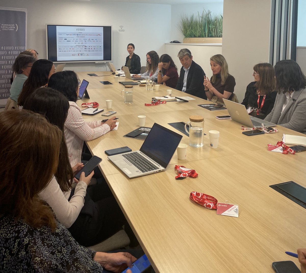 fcatcultura's tweet image. 👥Aquesta setmana ens hem reunit amb #dircoms d&apos;empreses del Patronat, del Consell de Mecenatge i d&apos;entitats col·laboradores de la Fundació per compartir estratègies i reforçar sinergies.
🤝Quan la comunicació és col·laborativa, l’impacte es multiplica🚀

#RSC #aliances #aliances