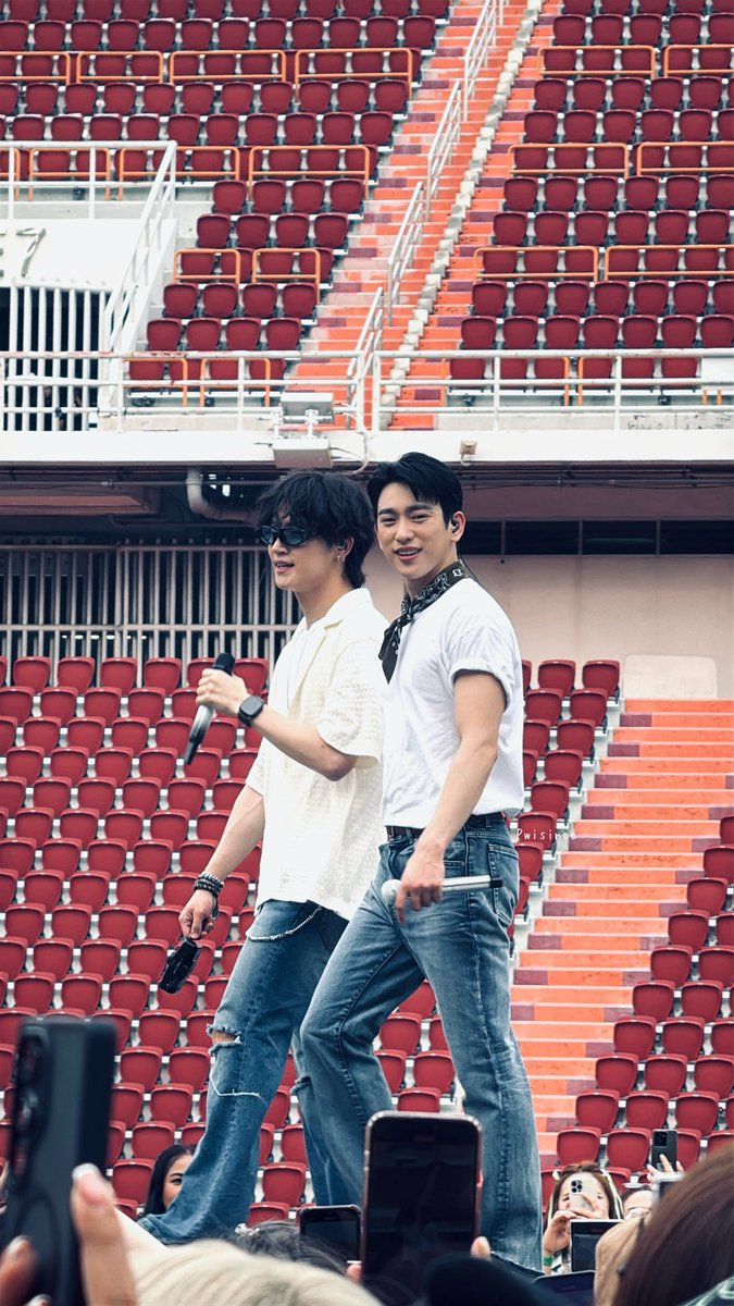 ITS BEEN A WHILE SINCE WE GOT JJP PHOTOS ON STAGE 😭😭WE MISSED YOU OUR PARENTS 💚

#GOT7_NESTFESTinBKK #GOT7inRAJAMANGALA
#GOT7_NESTFESTinBKK_Day1