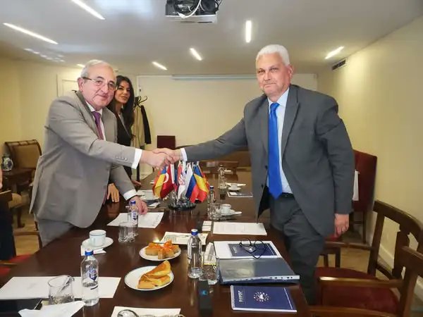 BBSC_CPMR's tweet image. Strengthening Regional Ties: @BBSC_CPMR President Fokion Zaimis signs MoU with @pabsec_org Secretary General Asaf Hajiyev, in Istanbul 🇹🇷

🔎 cpmr-balkan-blacksea.org/maritime/stren…