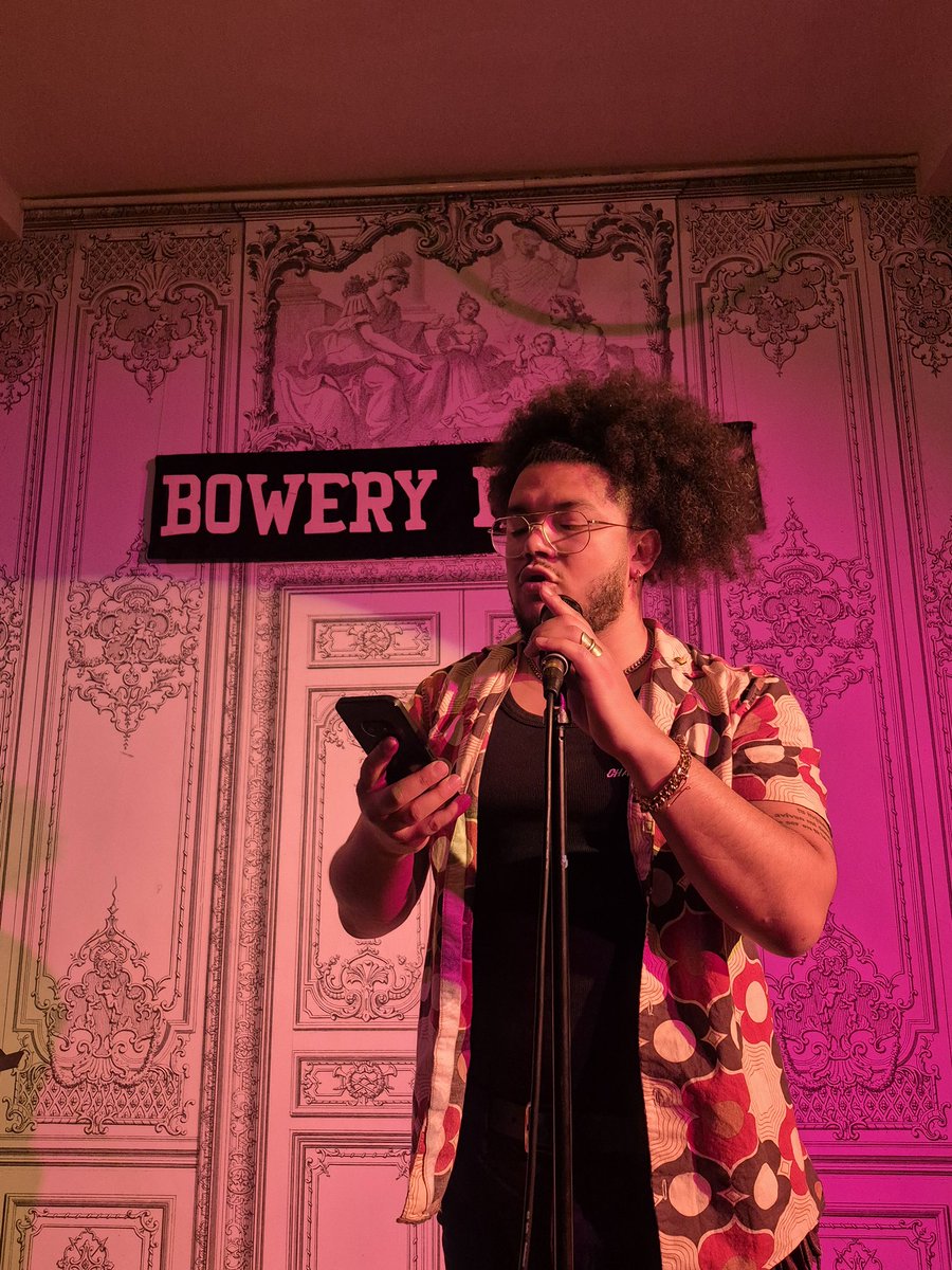 SE BUSCAN POETAS
Spanish/Gallician/English/Multilingual series. Open Mic with guest poets. A meeting point for poets and musicians from all over the world and in all languages Hosted by @marcos_delafuente