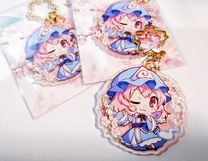 そして桜まみれアクリルキーホルダーも再販だ!前回即完売だったのでまた作りました!印刷所様の仕様変更により桜が花びらになってるよ!薄ピンクにラメや花びらフレークでキラキラしてるアクリルが良すぎる 