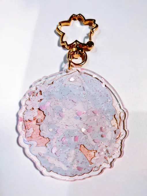 そして桜まみれアクリルキーホルダーも再販だ!前回即完売だったのでまた作りました!印刷所様の仕様変更により桜が花びらになってるよ!薄ピンクにラメや花びらフレークでキラキラしてるアクリルが良すぎる 
