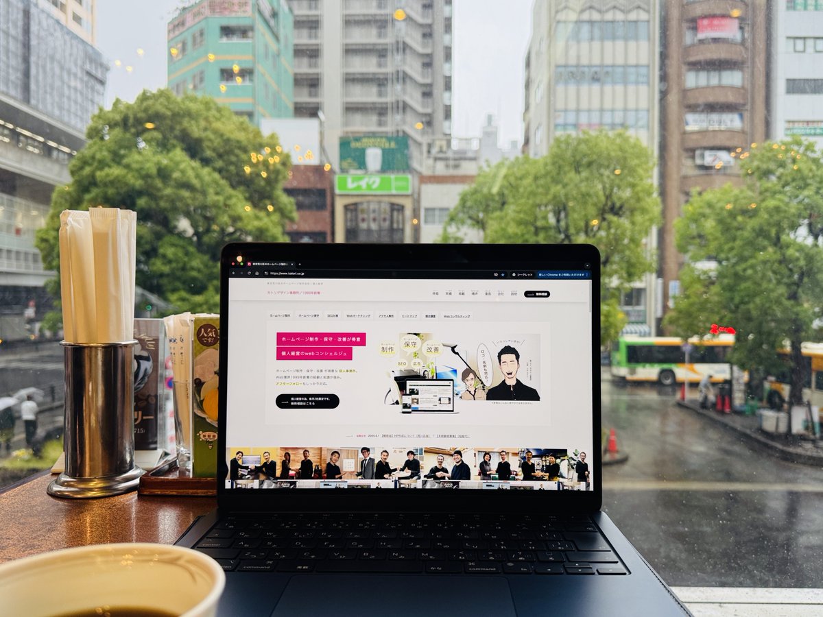 雨の打合せin東京☔️　お客様とのランチ後、日暮里駅前の純喫茶（ニュートーキョー）に移動しHP制作の打合せをアメリカンコーヒーを飲みながら進行中☕️ 昼下がりの眠気か＜大あくび連発＞のお客様を”見て見ぬふり”しつつ、自分も心の中では爆睡中💤