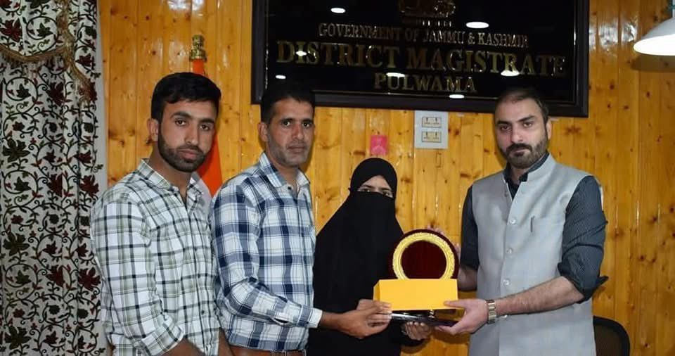 The Nawakadal (@nawakadal3) on Twitter photo DC Pulwama Dr.Basharat Qayoom (IAS) Felicitates Tent-Dwelling Girl for Excelling in Class 12 Without Coaching.
<a href="/basharatias_dr/">Dr. Basharat. IAS</a> DC Pulwama Dr.Basharat Qayoom (IAS) Felicitates Tent-Dwelling Girl for Excelling in Class 12 Without Coaching.
<a href="/basharatias_dr/">Dr. Basharat. IAS</a>