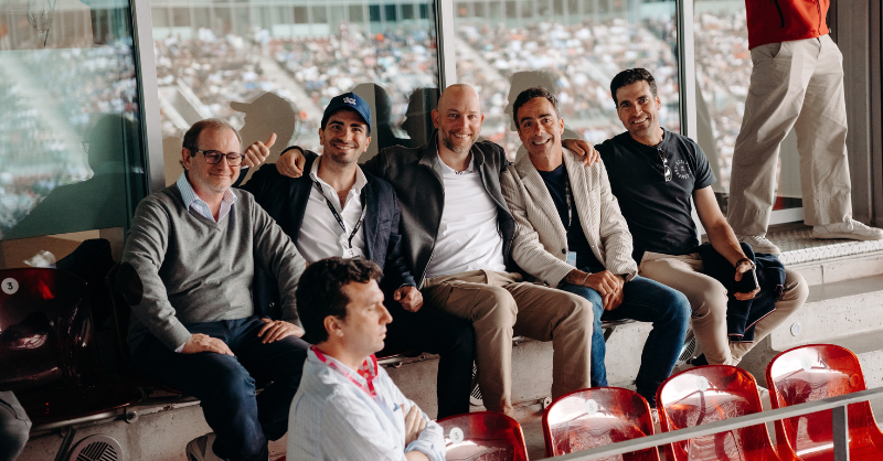 eToroES's tweet photo. 🎾 Así fue nuestro inolvidable primer día en el @MutuaMadridOpen con los clientes del eToro Club.

Partidos de alto nivel, cocktail exclusivo y visión de mercado con @Molina_Jorda, desde una ubicación privilegiada.

¡Gracias por compartirlo con nosotros! 🙌

#MMOPEN #eToroClub